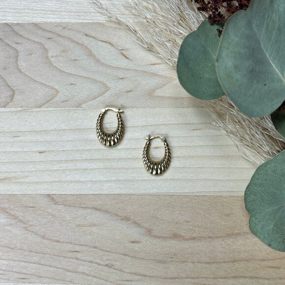 Vintage DN 14K Croissant Gold Scalloped shrimp style Hoop Earrings - Picture 2 of 9